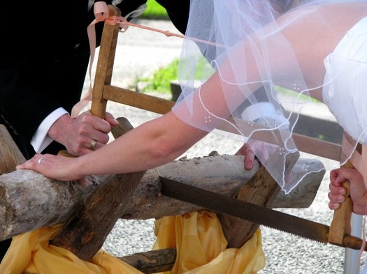 Hochzeitsspiel: Baumstamm zersägen