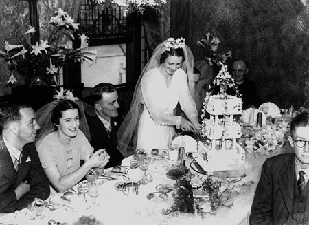 800px_StateLibQld_1_125551_Wedding_reception_at_the_Bellevue_Hotel__Brisbane__1938