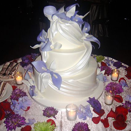 Wedding_cake_on_table_with_floral_decorations